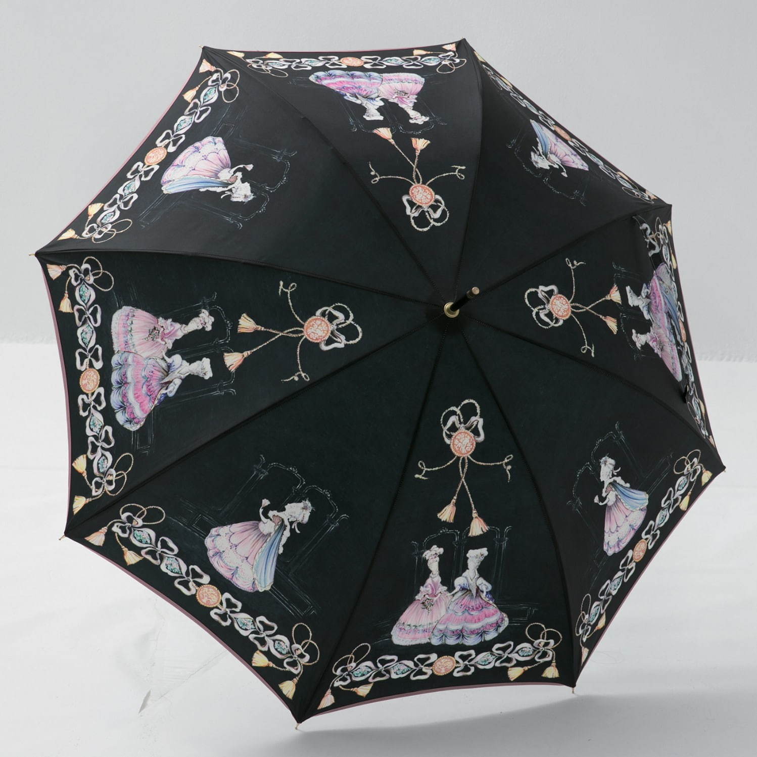 1920年にフランス・パリで創業したギドゥジャンの雨傘は、“マリーアントワネット”をモチーフにした華やかなデザイン。ブランド100周年を記念した復刻モデルとなっており、松屋銀座で先行発売される。