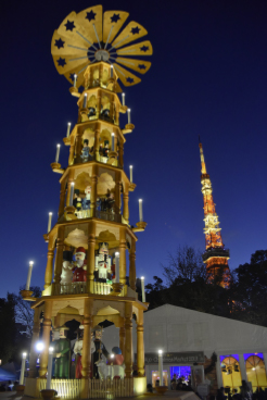 東京クリスマスマーケット　世界最大級のクリスマスピラミッド